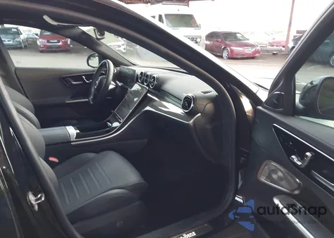 2024 Mercedes-Benz C 300 z USA, uszkodzony, nr VIN W1KAF4GB7RR235978